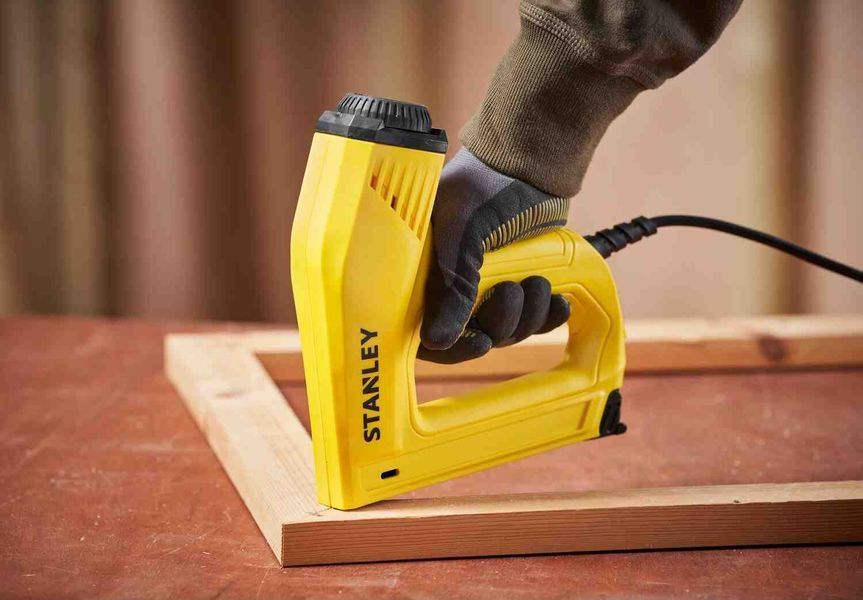 Степлер електричний STANLEY, під скоби типу " G" 6, 8, 10,12,14 мм і шпильки типу " J" 12-15 мм.  25329 купити в Україні