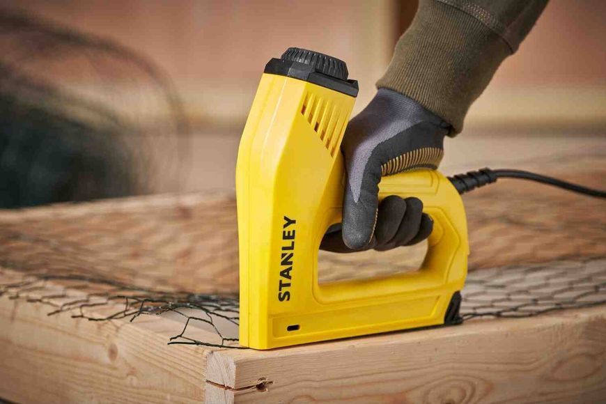 Степлер електричний STANLEY, під скоби типу " G" 6, 8, 10,12,14 мм і шпильки типу " J" 12-15 мм.  25329 купити в Україні
