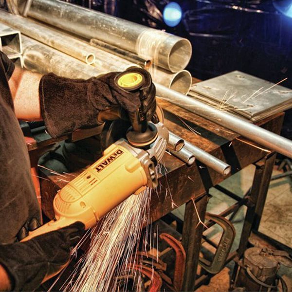 Шліфмашина кутова мережева DeWALT, 2600 Вт, d=230 мм, 6500 об/хв, вага 5.4 кг  32032 купити в Україні
